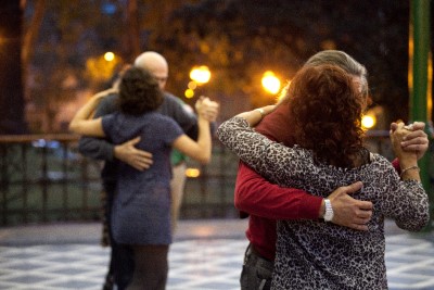 Danseurs de tango dans le parc Barrancas de Belgrano, Buenos Aires (Crédit : @travelbuenosaires)