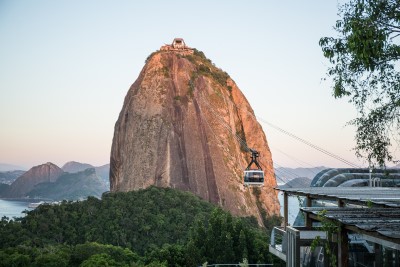 Le Pain de Sucre et son téléphérique depuis le Morro da Urca (Crédit : Sébastien Walkowiak)