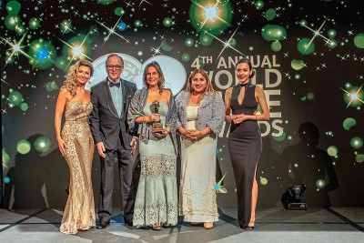 Paola Marín et Úrsula Vera Hernández lors de la remise du prix (Crédit : World MICE Awards)